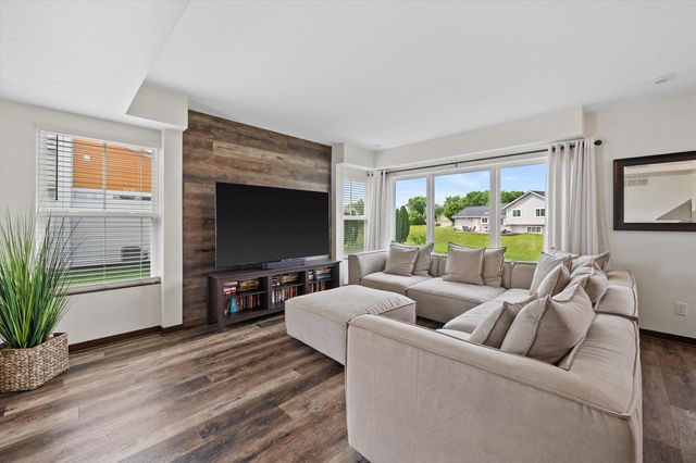 822 Skypark DRIVE, Hartford, WI 53027