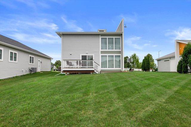 822 Skypark DRIVE, Hartford, WI 53027