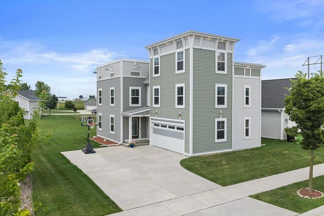 822 Skypark DRIVE, Hartford, WI 53027