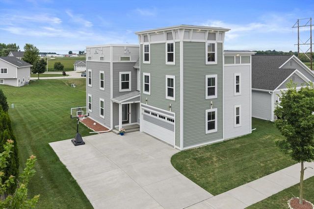822 Skypark DRIVE, Hartford, WI 53027