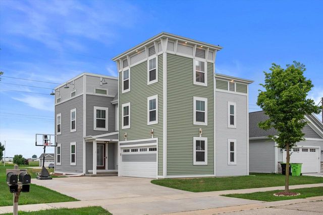 822 Skypark DRIVE, Hartford, WI 53027
