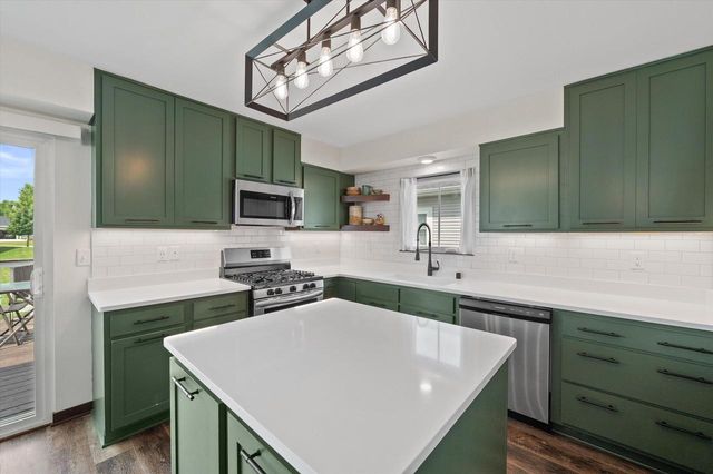 822 Skypark DRIVE, Hartford, WI 53027