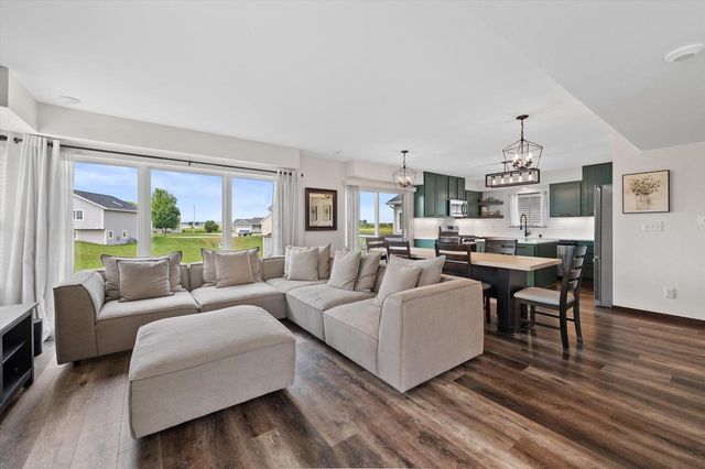 822 Skypark DRIVE, Hartford, WI 53027
