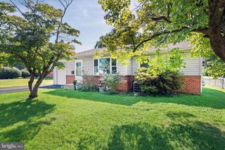 4 FLORA CIR, Newark, DE 19711