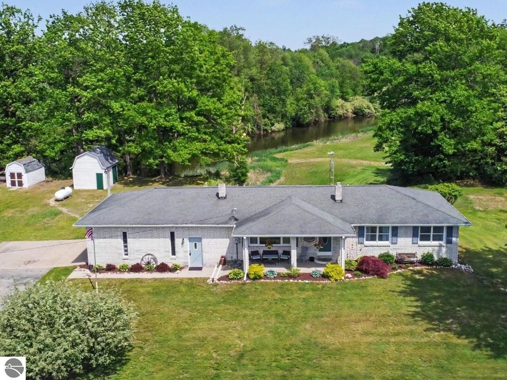 Image 1 of property listing at 4389 Pine River Road, St Louis, MI 48880