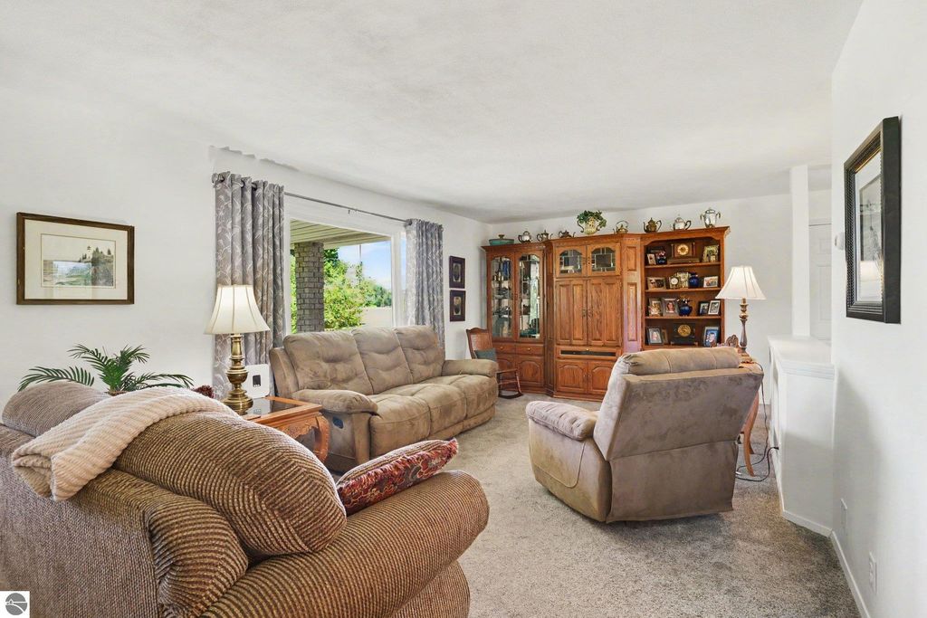 Image 10 of property listing at 4389 Pine River Road, St Louis, MI 48880