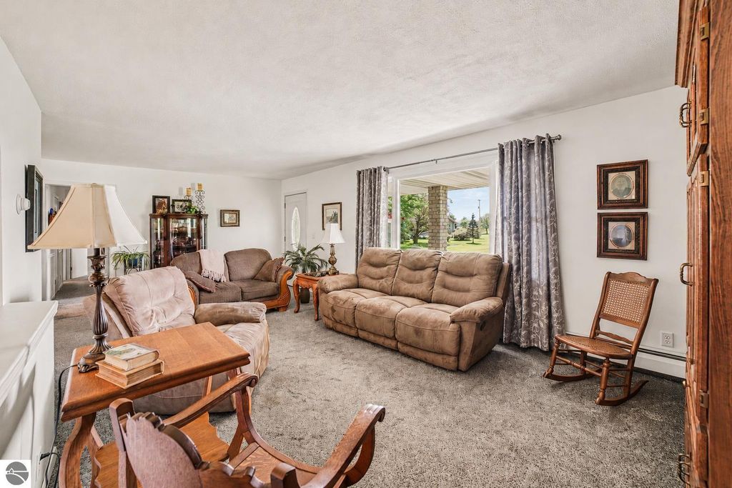 Image 11 of property listing at 4389 Pine River Road, St Louis, MI 48880