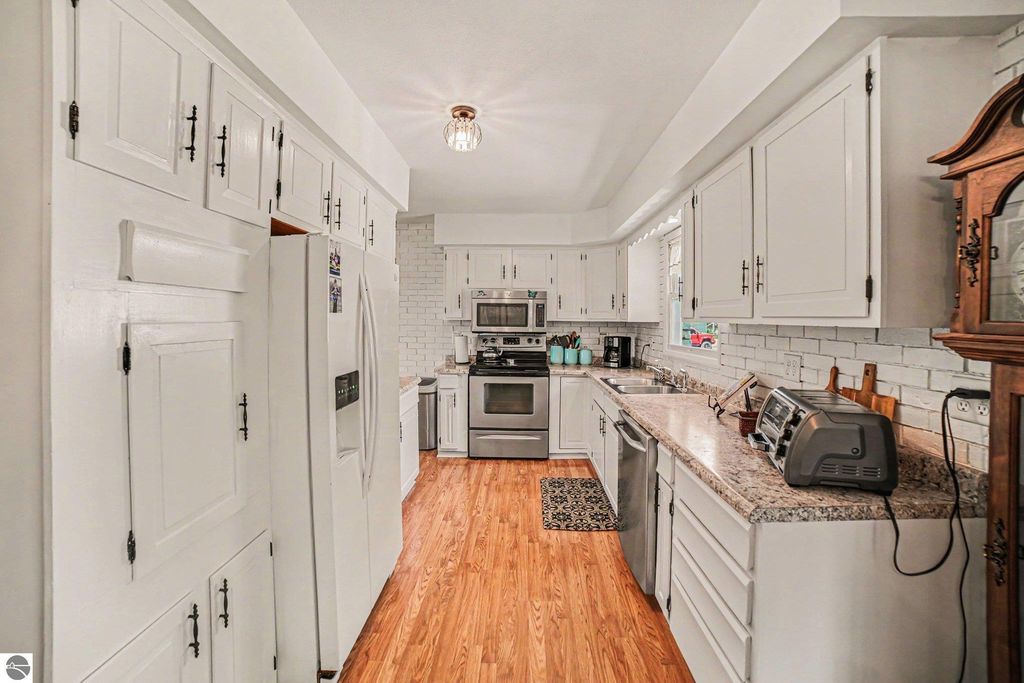 Image 15 of property listing at 4389 Pine River Road, St Louis, MI 48880