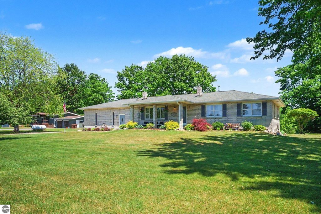 Image 2 of property listing at 4389 Pine River Road, St Louis, MI 48880