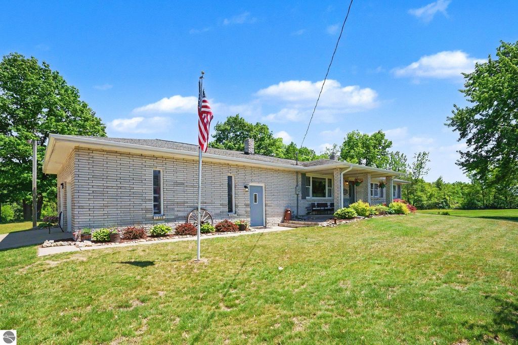 Image 3 of property listing at 4389 Pine River Road, St Louis, MI 48880