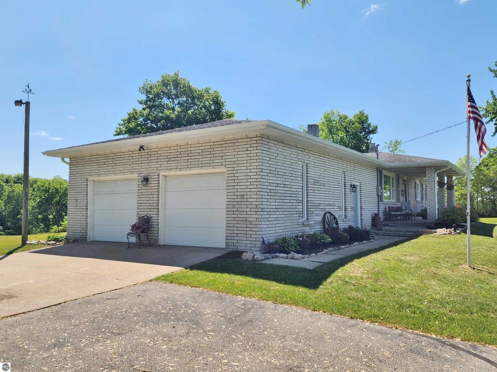 Image 4 of property listing at 4389 Pine River Road, St Louis, MI 48880