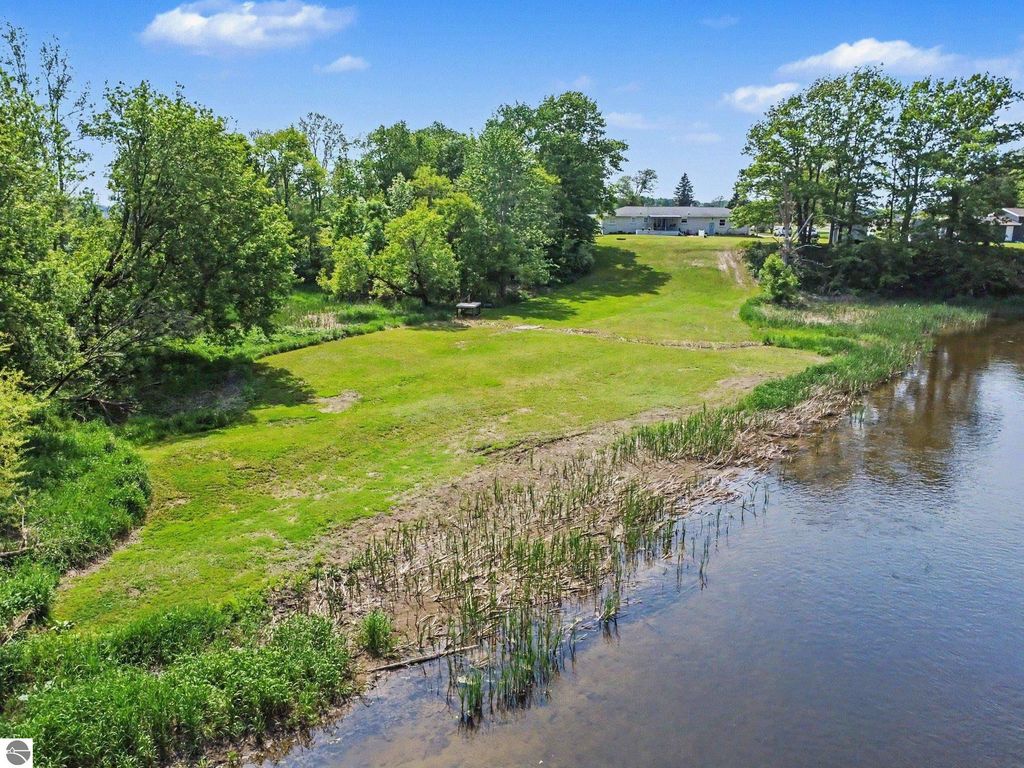 Image 7 of property listing at 4389 Pine River Road, St Louis, MI 48880