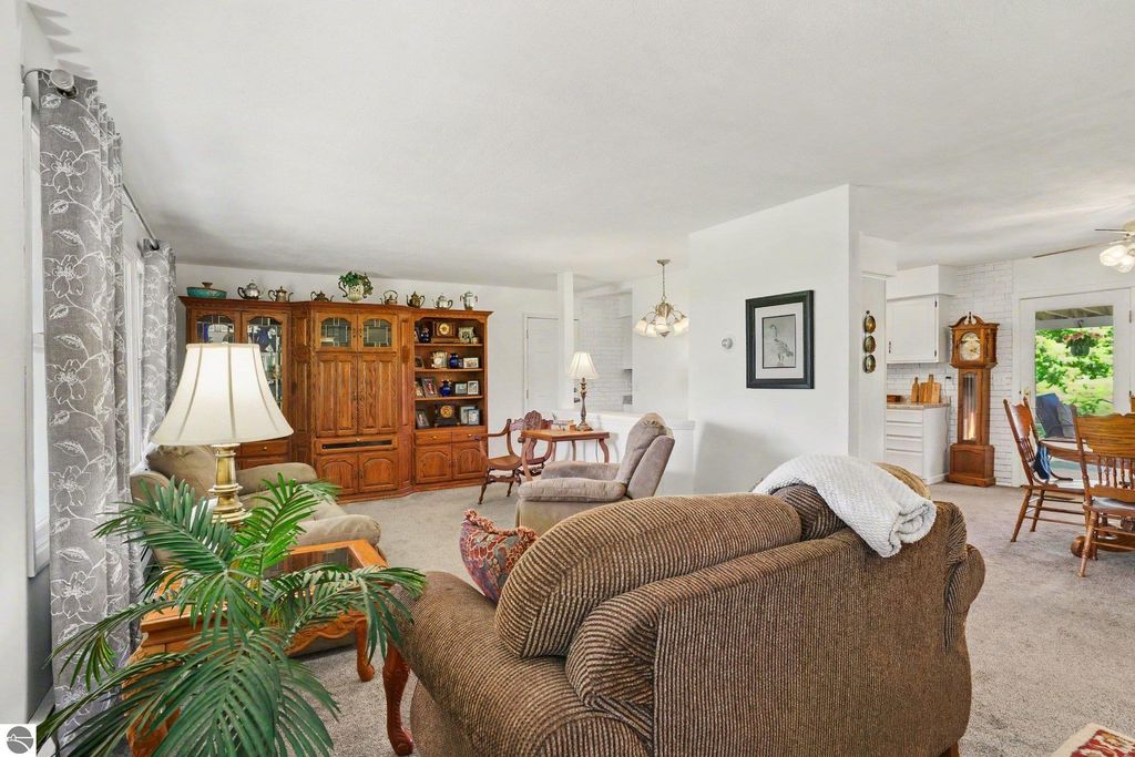 Image 9 of property listing at 4389 Pine River Road, St Louis, MI 48880