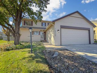 5725 SW Quail Cove CIR, Topeka, KS 66614