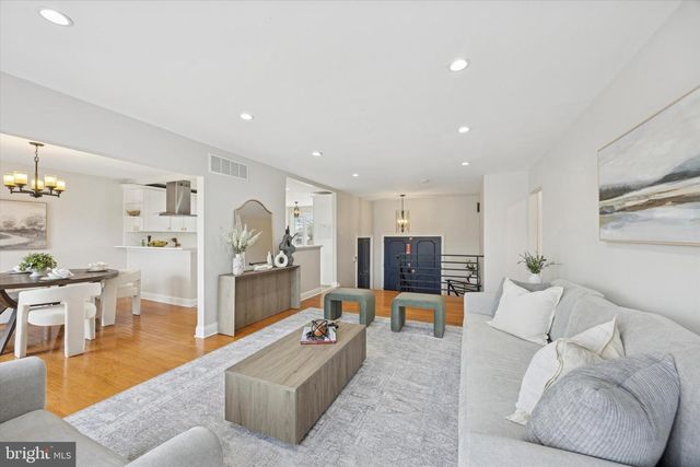 20 PEBBLE LN, Cherry Hill, NJ 08002