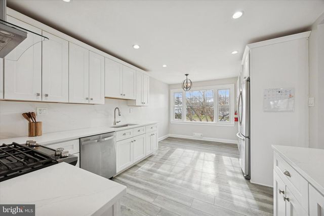 20 PEBBLE LN, Cherry Hill, NJ 08002