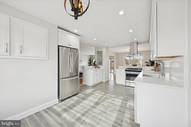 20 PEBBLE LN, Cherry Hill, NJ 08002