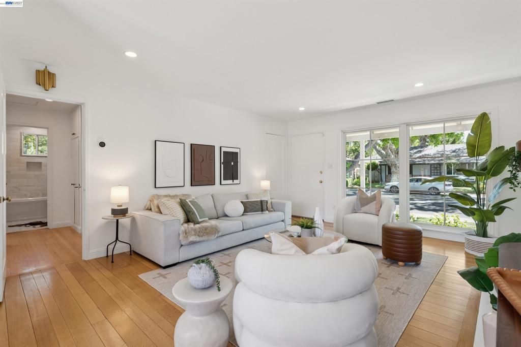 Image 16 of property listing at 15915 Via Toledo, San Lorenzo, CA 94580