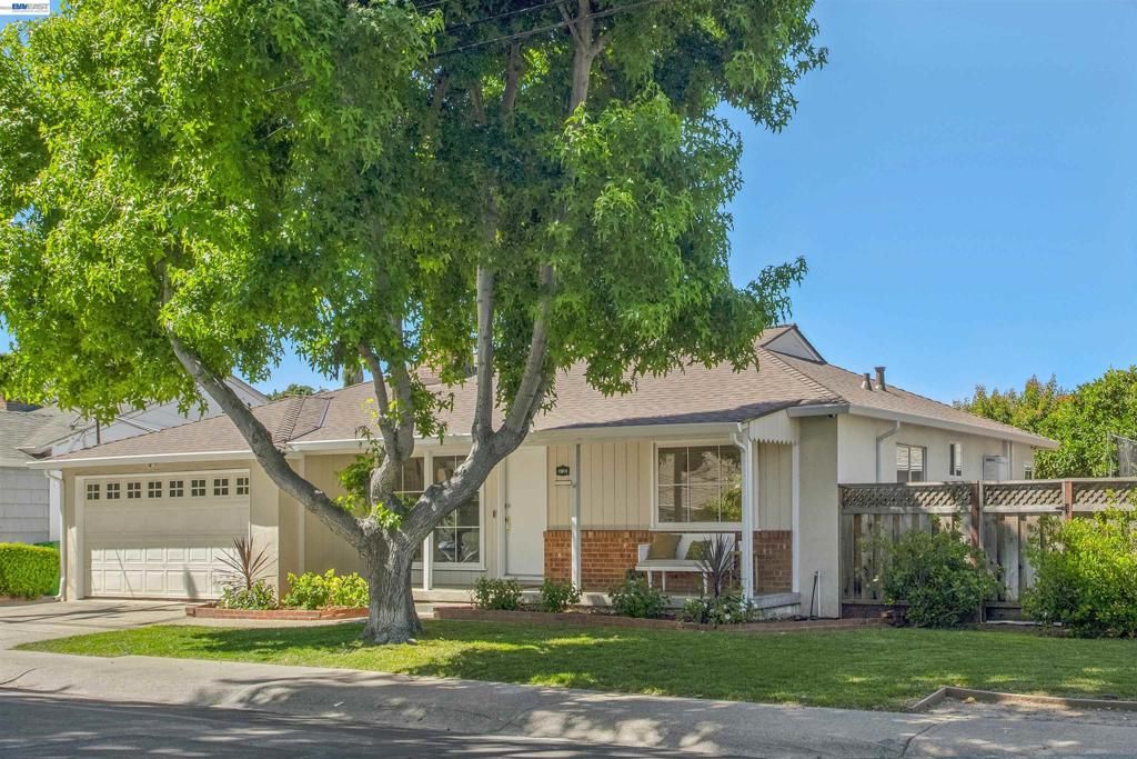 Image 2 of property listing at 15915 Via Toledo, San Lorenzo, CA 94580