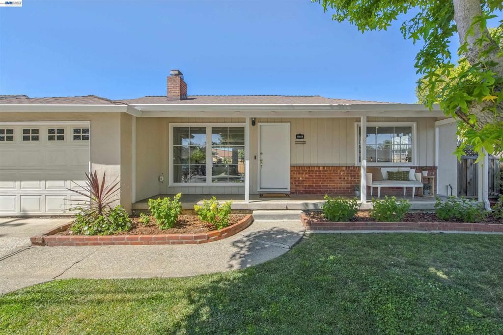 Image 3 of property listing at 15915 Via Toledo, San Lorenzo, CA 94580