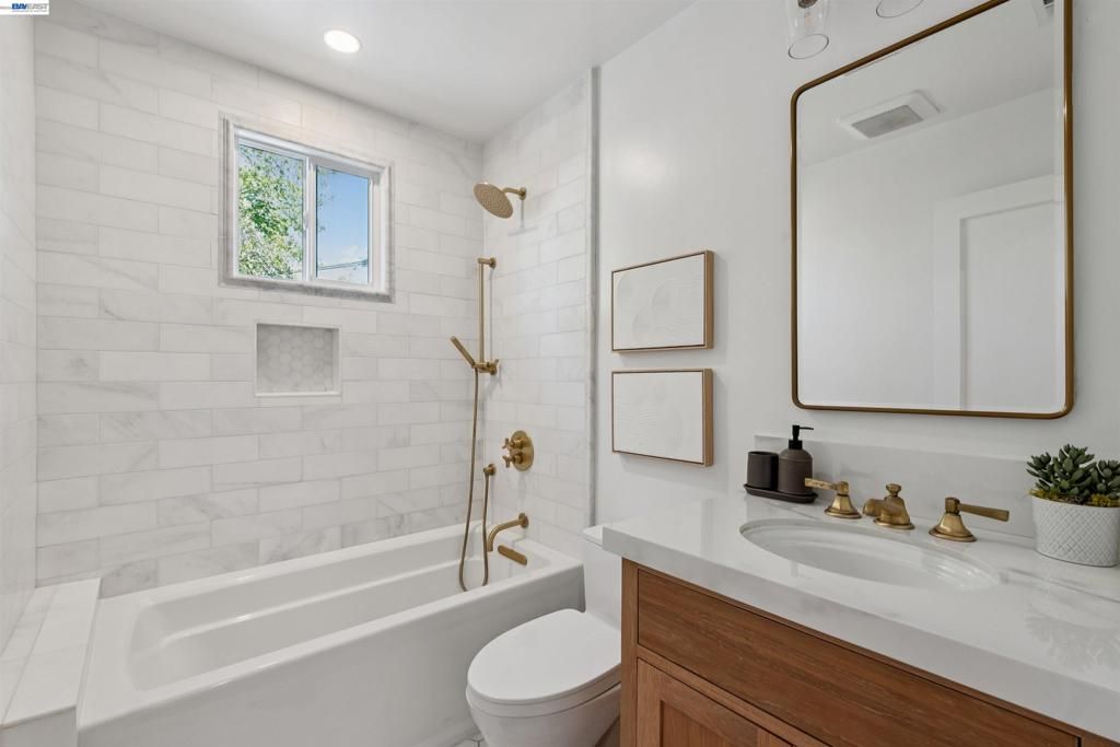 Image 36 of property listing at 15915 Via Toledo, San Lorenzo, CA 94580