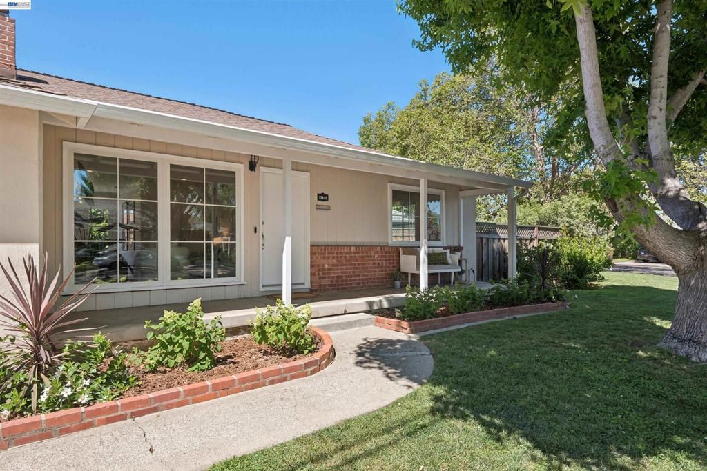 Image 4 of property listing at 15915 Via Toledo, San Lorenzo, CA 94580