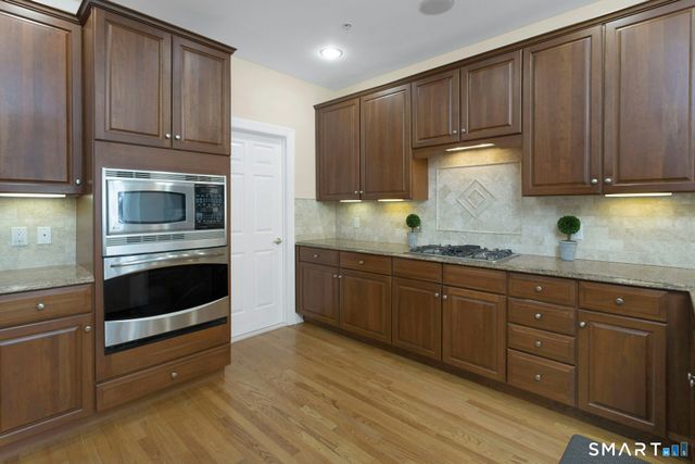 638 Danbury Road 9, Ridgefield, CT 06877