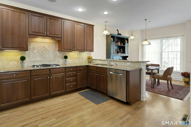 638 Danbury Road 9, Ridgefield, CT 06877