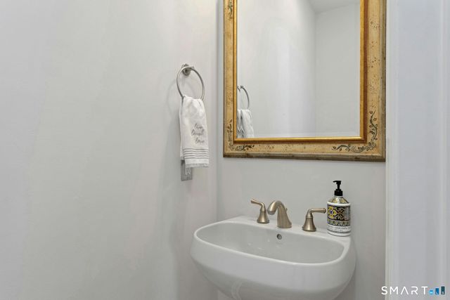 638 Danbury Road 9, Ridgefield, CT 06877