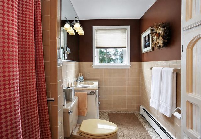 12 Oak Ridge Cir, Weymouth, MA 02188