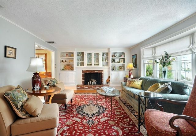 12 Oak Ridge Cir, Weymouth, MA 02188