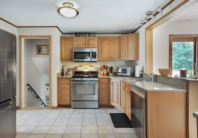 12 Oak Ridge Cir, Weymouth, MA 02188