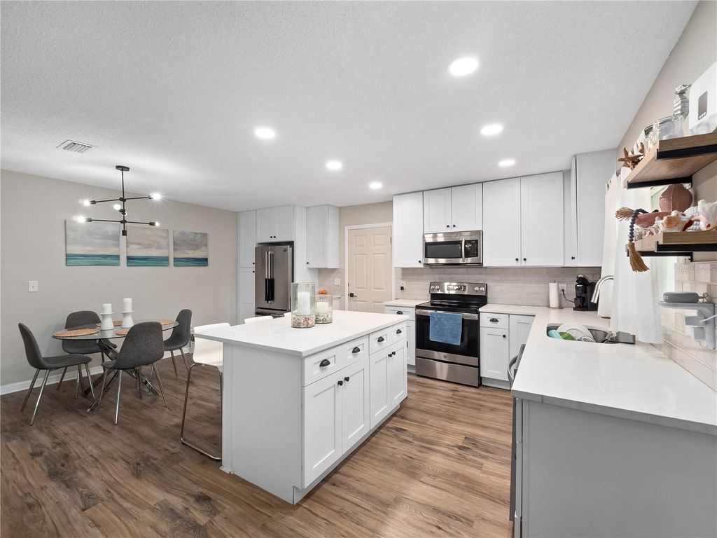 Image 8 of property listing at 2733 MIDDLE STREET, Orlando, FL 32807