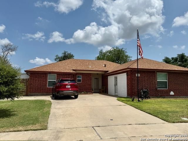 1002 Blue Crest, Beeville, TX 78102
