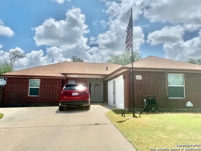 1002 Blue Crest, Beeville, TX 78102