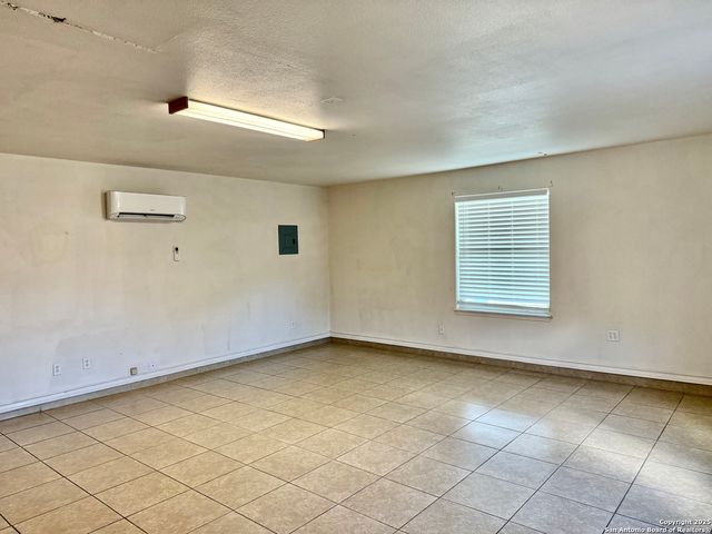 1002 Blue Crest, Beeville, TX 78102