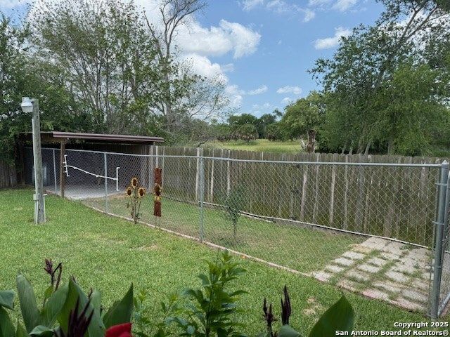 1002 Blue Crest, Beeville, TX 78102