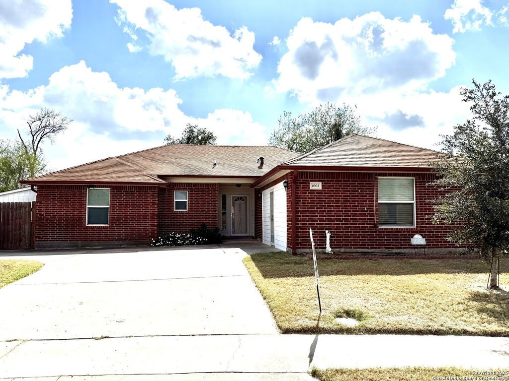 1002 Blue Crest, Beeville, TX 78102