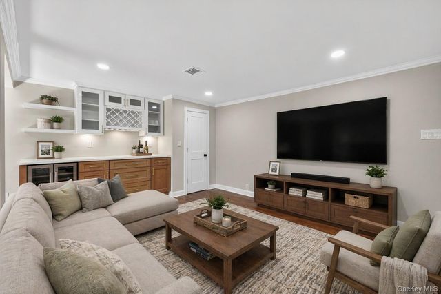 33 Tuscarora Drive, Centerport, NY 11721