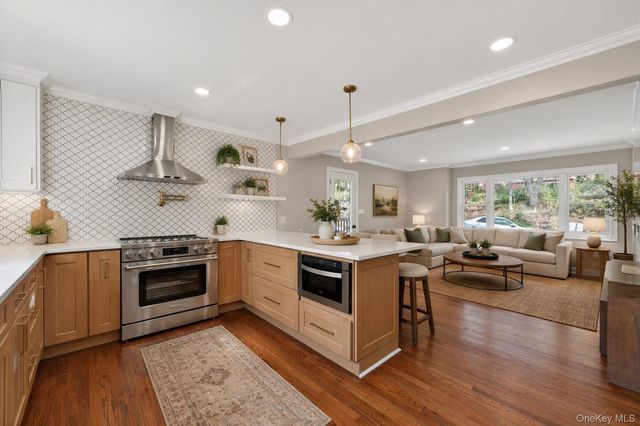 33 Tuscarora Drive, Centerport, NY 11721