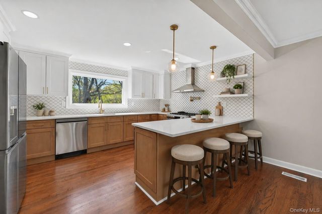 33 Tuscarora Drive, Centerport, NY 11721