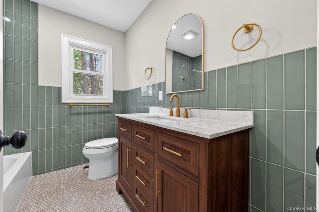 33 Tuscarora Drive, Centerport, NY 11721