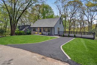 33 Tuscarora Drive, Centerport, NY 11721