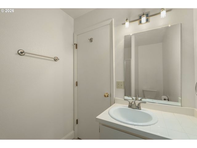 2417 Sw NEBRASKA St 4, Portland, OR 97239