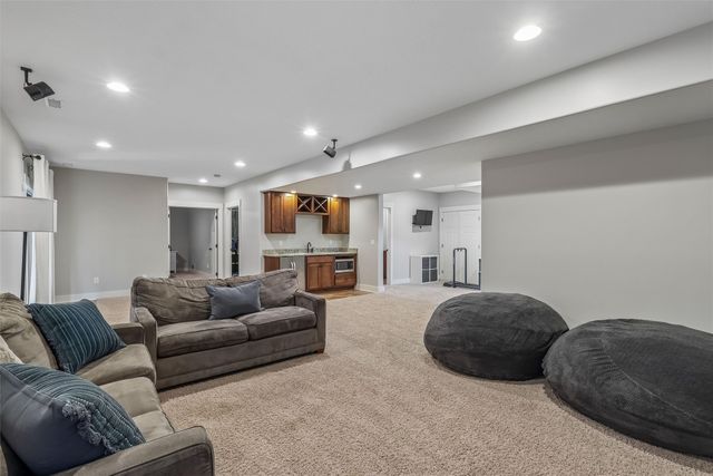 7025 Northwood Drive, Johnston, IA 50131