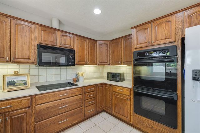 600 Country Side Trail, Edmond, OK 73012