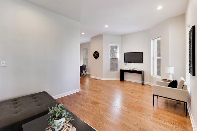 1033 S Claremont Avenue, Chicago, IL 60612