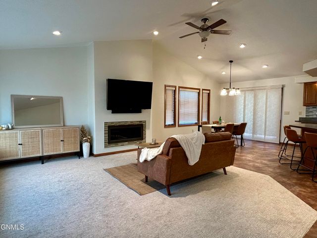 2109 Bridgeview Court SE, Mandan, ND 58554 property photo