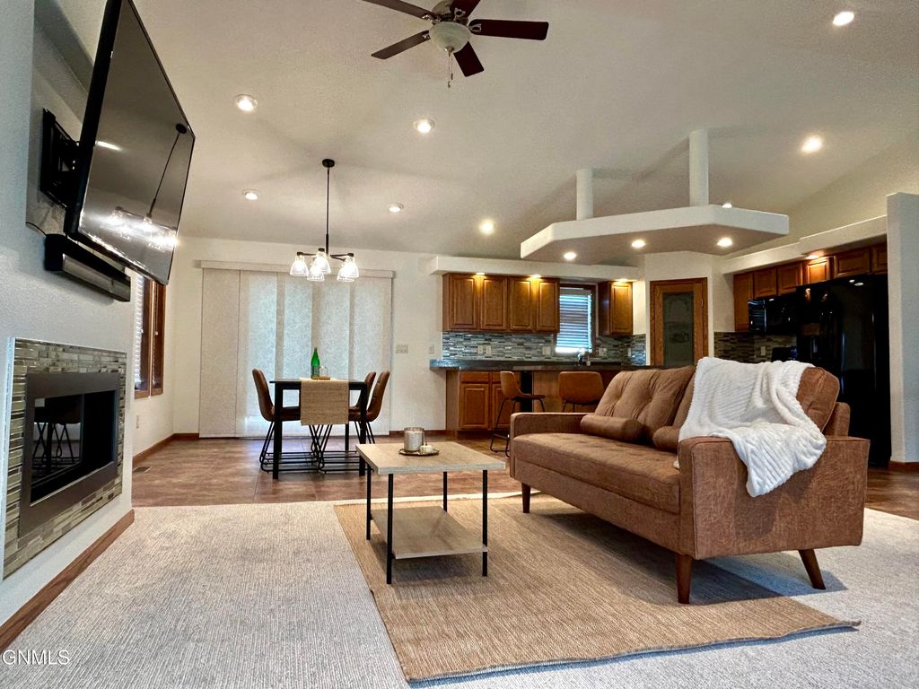 2109 Bridgeview Court SE, Mandan, ND 58554 photo 3
