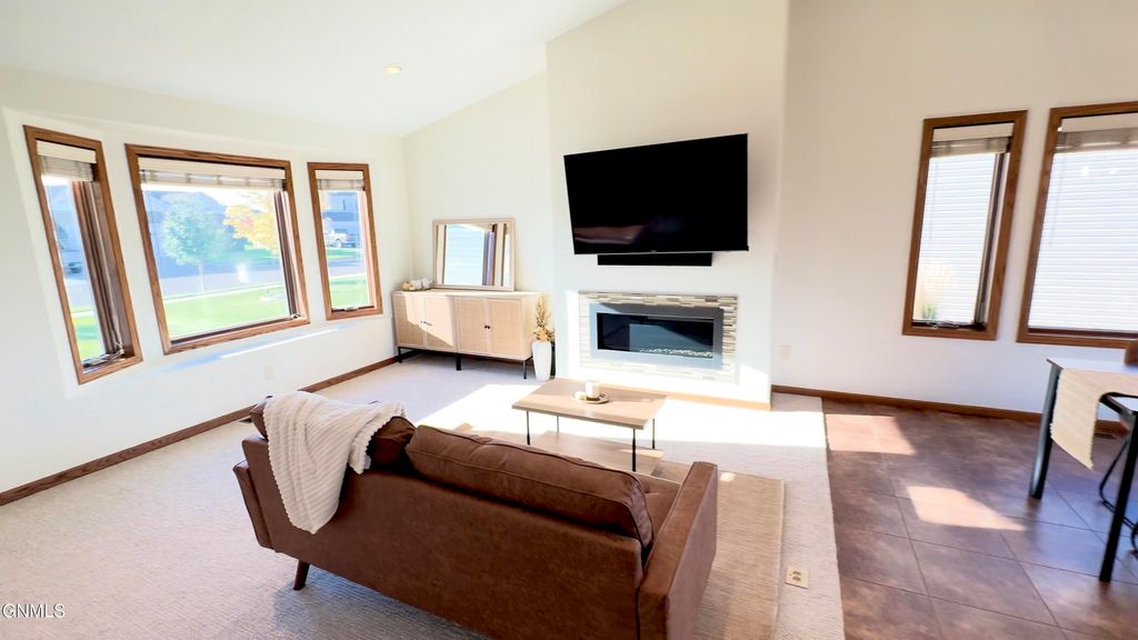 2109 Bridgeview Court SE, Mandan, ND 58554 photo 4